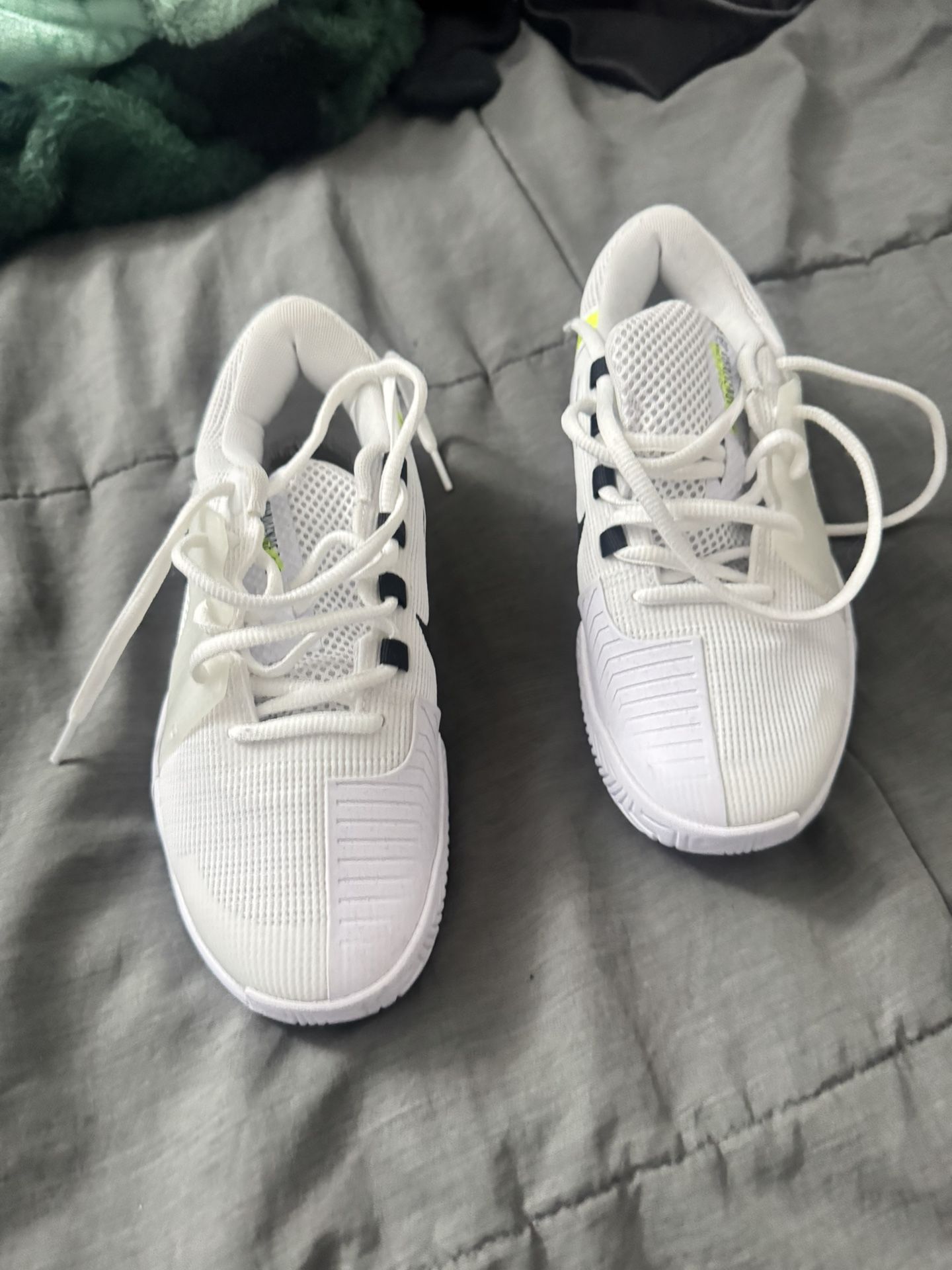 Woman Nike Tennis Shoes