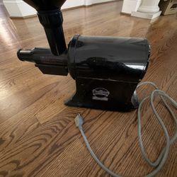 Champion juicer-turns on but isn’t working, parts only. 
