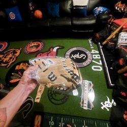 Wilson A2000 Catchers Mitt-33