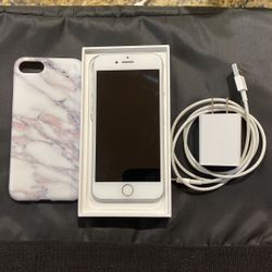 iPhone 7 Silver 128 GB with the case and charger