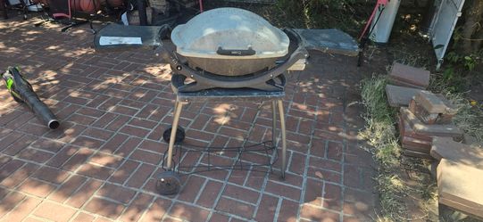 Webber portable grill with stand