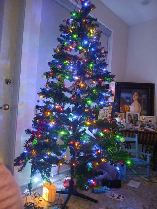 7 Feet Multicolor Change Christmas Tree Like New .20$