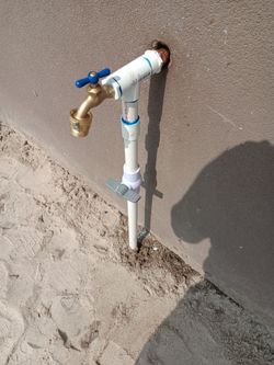 Se ase todo tipo de cervicios de plomeria se cambian water heater llaves fugas toilets sinks se destapan drenajes y Mas