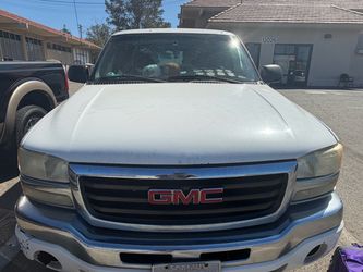 2005 GMC SIERRA TRUCK