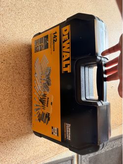 DEWALT 142-Piece Mechanics Tool Set