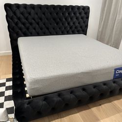 Black velvet king size bed frame / mattress included.    ☎️📲 (213)713-74-89  call or Tex.    Cama king size. El Colchon Incluido.