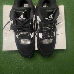 Air Jordan retro 4 white thunder size 10.5 in great condition clean with shoe box.