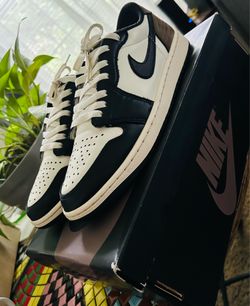 Jordan 1 low mocha size 9.5 with og box
