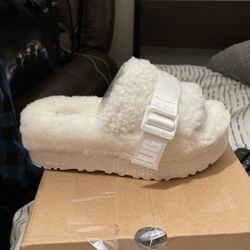 UGG SLIDE NEW IN THE BOX SIZE 6
