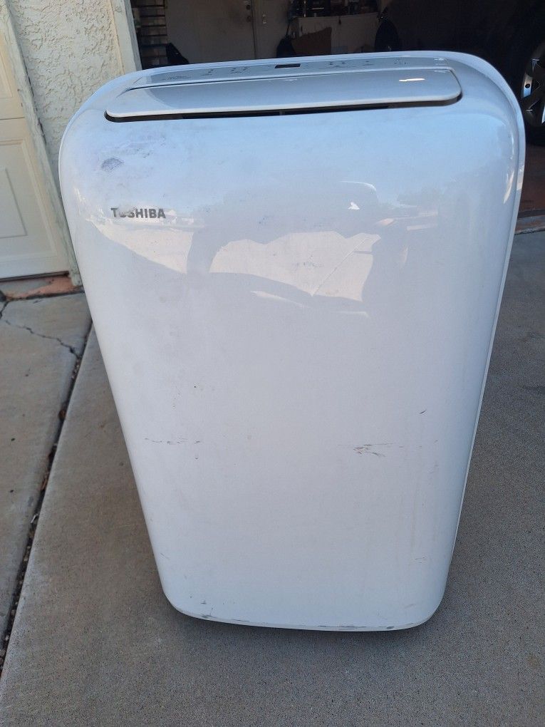 $83 ---A 12 000 BTU Toshiba Portable Room Air Conditioner Like New