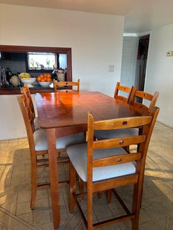 Extendable dining table plus 8 chairs