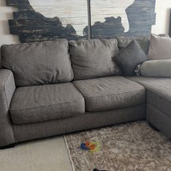 Used Sofa / Couch with Chase that can Be set Up On Right Or Left Side