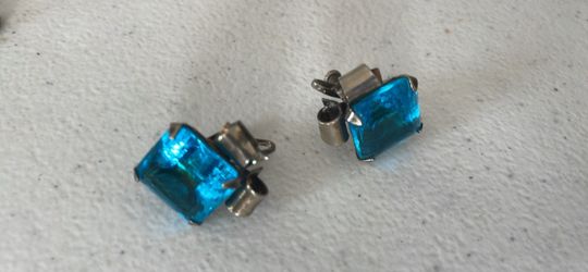 Vintage screw back blue earrings. Beautiful. Silver