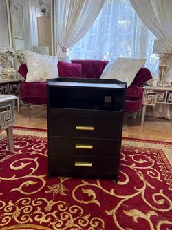Modern style Nighstand great condition with charging station!🌺