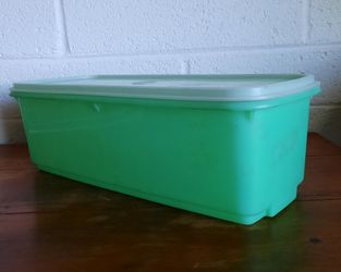 Vintage 1970s Tupperware Jadeite Green Bread/ Celery / Vegetable Keeper (Molds 782 & 784)