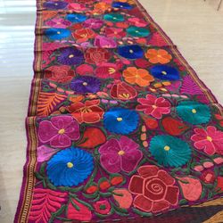 Table Runners Medium Embroidered Elegant