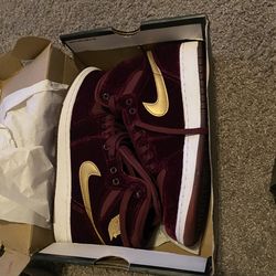 Jordan 1 high Bordeaux/ metallic gold