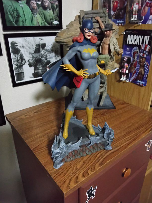Batgirl Statue new In Box Mint