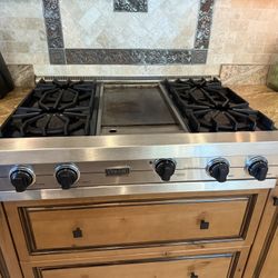 36” Viking Gas Range Top w/ Griddle