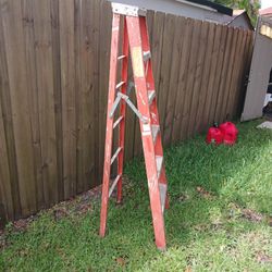 6 Ft Fiberglass Ladder $40