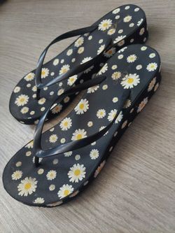 Black Daisy Print Wedge Flip Flops size 10