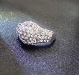 Sparkling Crystaline Look Vintage Style Silver Tone Ring