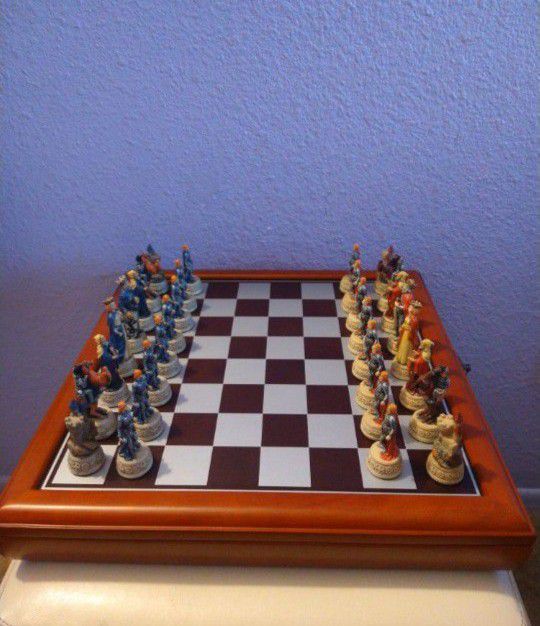 HIGH QUALITY CHESS SET, KING ARTHUR COURT, DELUXE COLLECTORS EDITION HANDPAINTED. IN EXCELLENT CONDITION. 