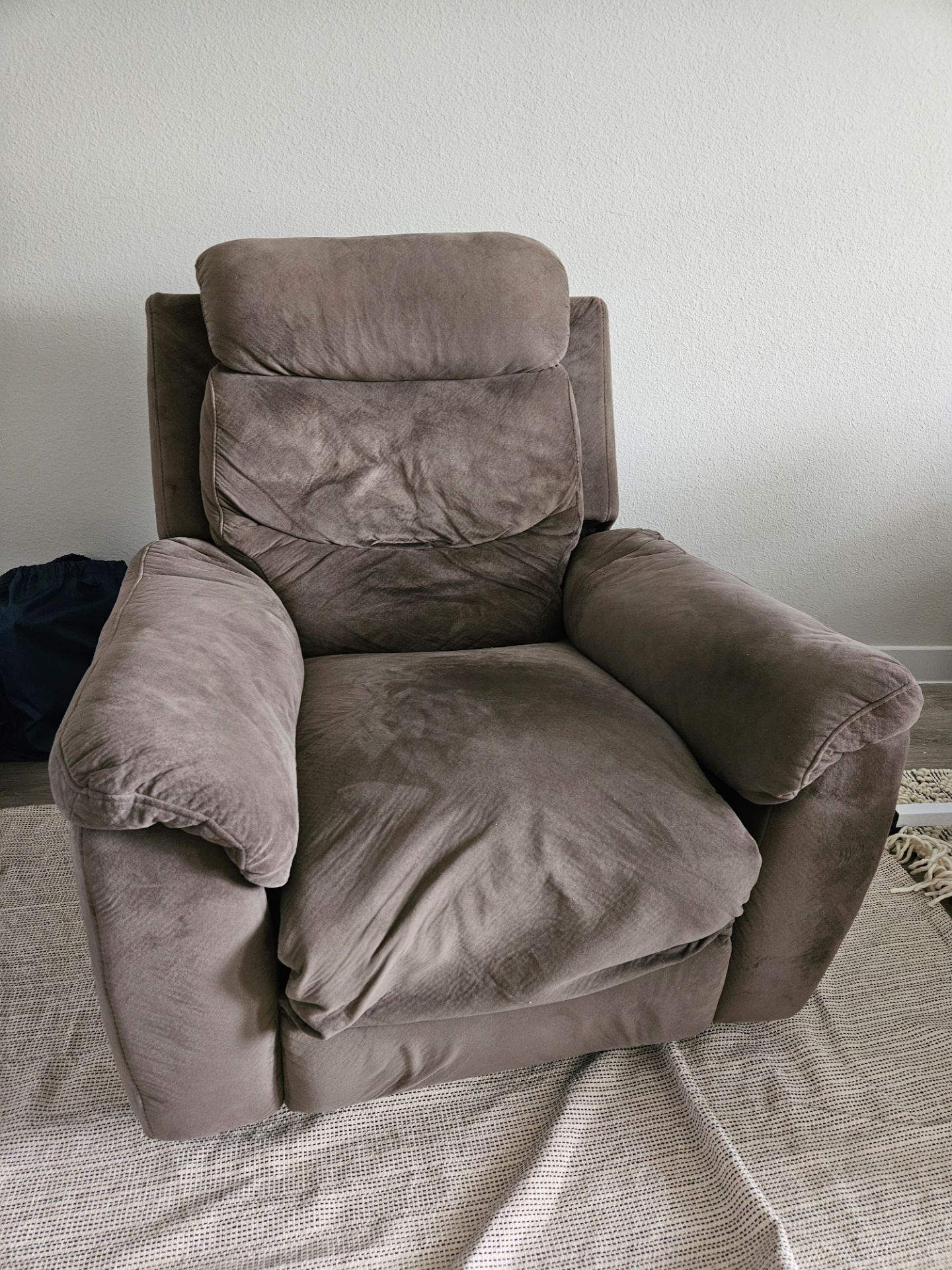 Comfortable Reclining Chair – Works Great, No Tears