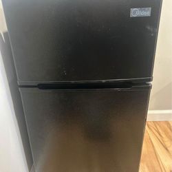 Midea18.5 in. 3.1 cu. ft. Double Door Mini Refrigerator with Freezer in Black