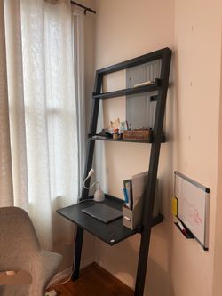 Leaning bookshelf/desk