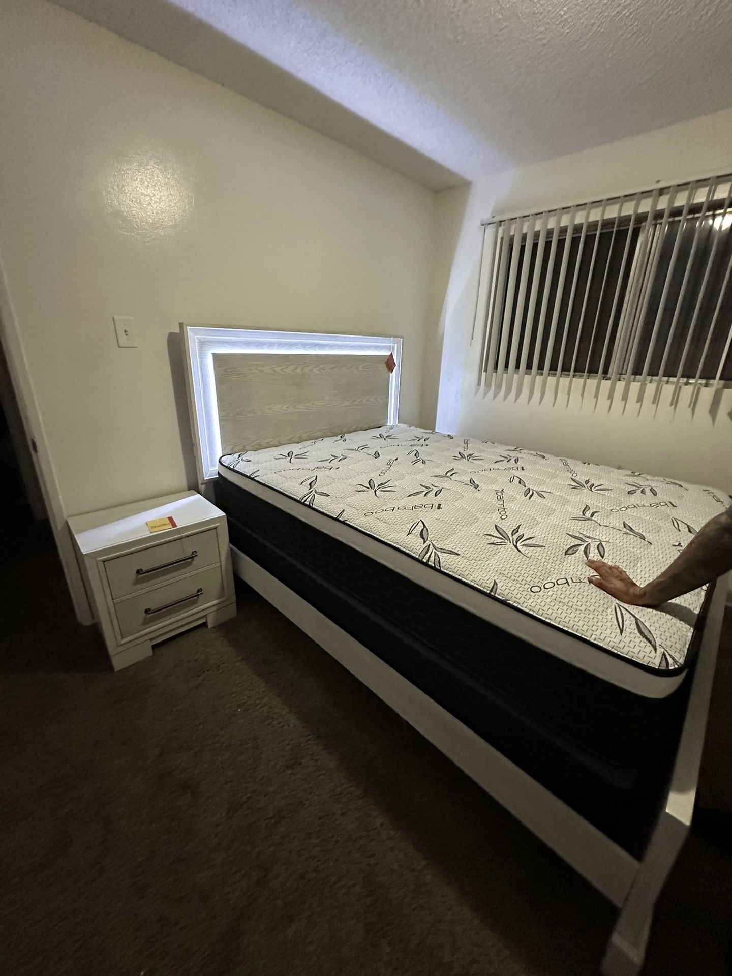 Queen Size Bed Frame With Led Lights / Mattress Included. β¨ Cama Queen Size Con Luz Led / Colchon Incluido βοΈ(213)7137489