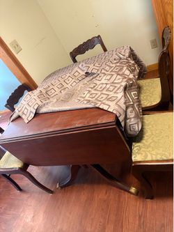 Vintage Style Dinning Table/Chairs