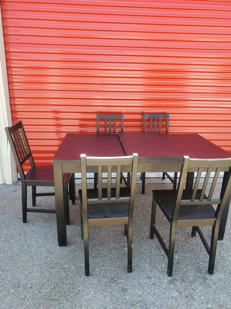 Very Nice Dining Table With 5 Chairs
