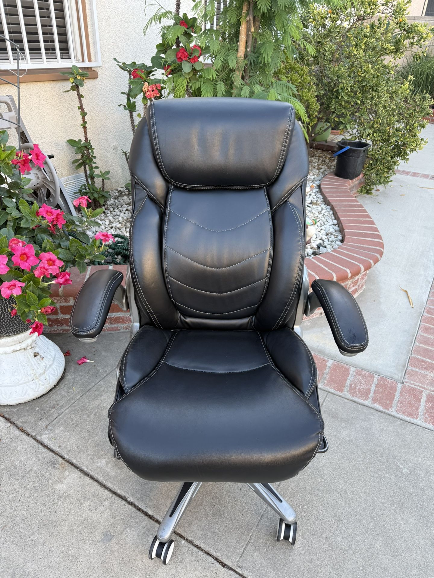 Executive office chair with backrest True Wellness Like new