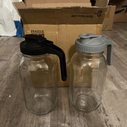 ** BRAND NEW ** Set Of 2 64oz Glass Pitchers With Lid And Spout
