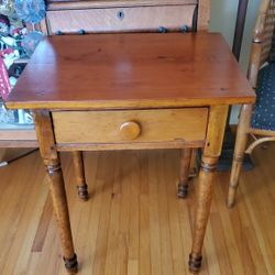 Vintage/Antique Wooden Side Table/Nightstand Witlh Drawer