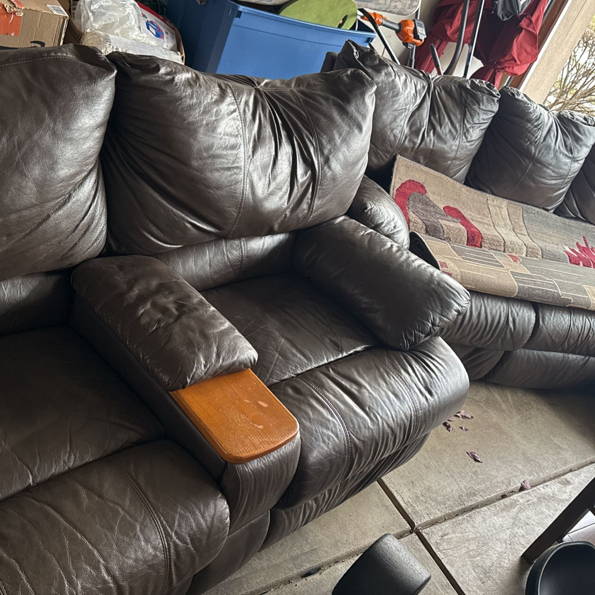 BroWN LEATHER RECLINER SET 400$