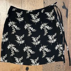 Banana Republic Black Floral Rayon Mini Short Skirt  14w by 18L size 8