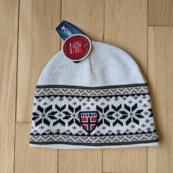 Norway Knit Snowflake Pattern Beanie. Traditional Nordic Fuschia Stars. Unisex One-Size. Fleece Headband Lining. 100% Acrylic. New. White & Black!
