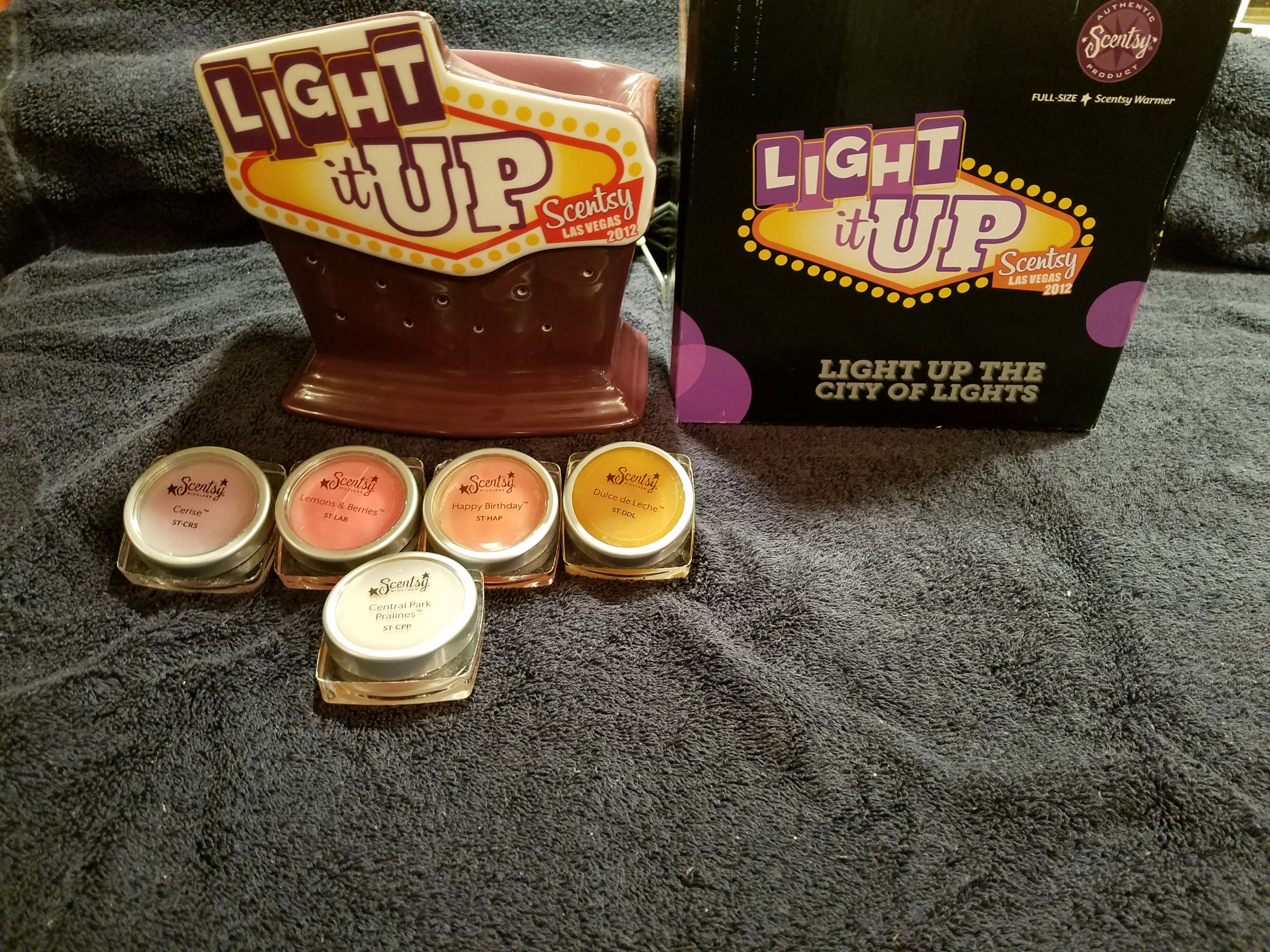 Scentsy Warmer with wax samples