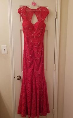 Long lace dress with sequins, mermaid style, in a coral color.