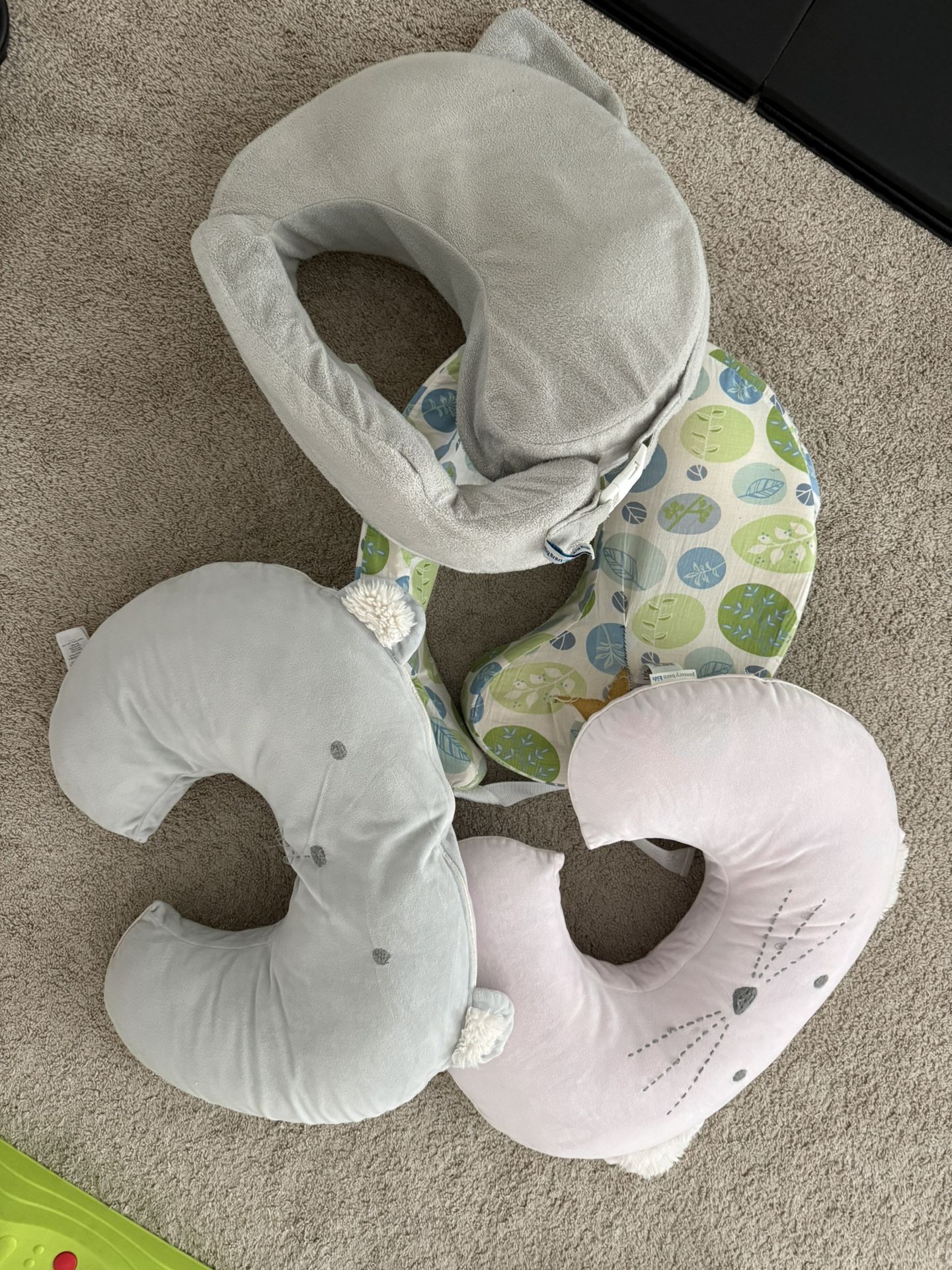 4 Breastfeeding pillows