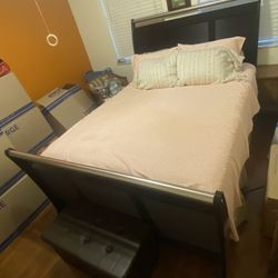 Large Queen Sleigh Bed Frame With Sealy Posturepedic Mattress 