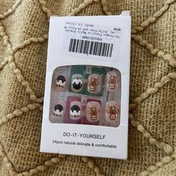 Do it yourself manicure pressed on nail  Christmas 