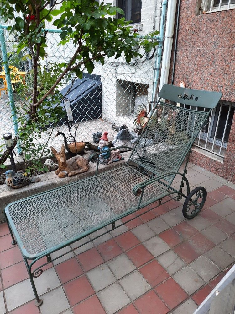Heavy Duty Iron Reclining Chaise Lounge with Wheels