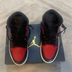 AIR JORDAN 1 Mid Size 9.5 Worn A Couple Times, Original Box Still In Great Condition 