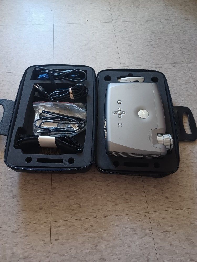 DELL 2300MP PROYECTOR,MINT CONDITION ,NO BLUETOOTH, NO HDMI, ONLY PICK UP