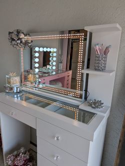 VANITY NEW WITH BLUETOOTH EXCELLENT QUALITY 