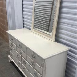VINTAGE SHABBY CHIC DISTRESSED WHITE 8- DRAWER DRESSER WITH A MATCHING MIRROR NEW CONDITION