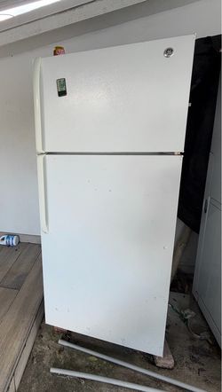 GE Refrigerator – White Top Freezer – Approx. 18 Cu. Ft.
